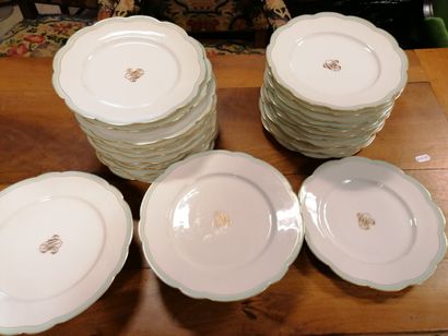 Service de vaisselle en porcelaine blanche...