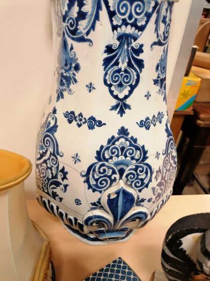 Carton cpt blue white earthenware fountain...