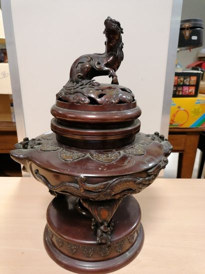 Brûle parfum en bronze à décor de dragons....