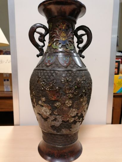Vase amphore en régule et émail cloisonné...