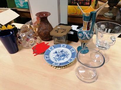 Cardboard cpt various vases, plate, ...