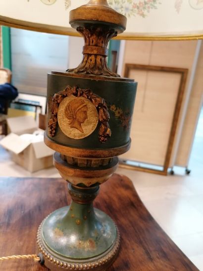 Lampe balustre en bois laqué verte et or...