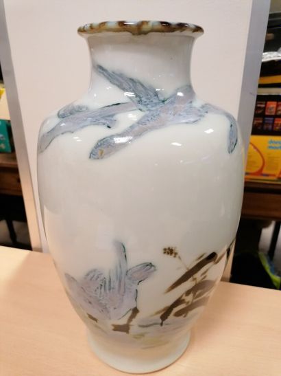 Vase en porcelaine à décor d'oiseaux dans...
