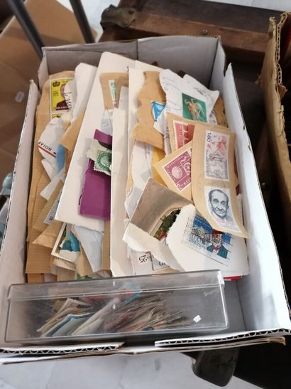 3 albums de timbres sur les pays et divers,...