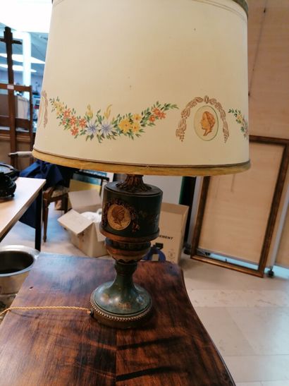 Lampe balustre en bois laqué verte et or...