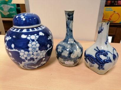 Lot de 2 vases soliflores et un pot couvert...