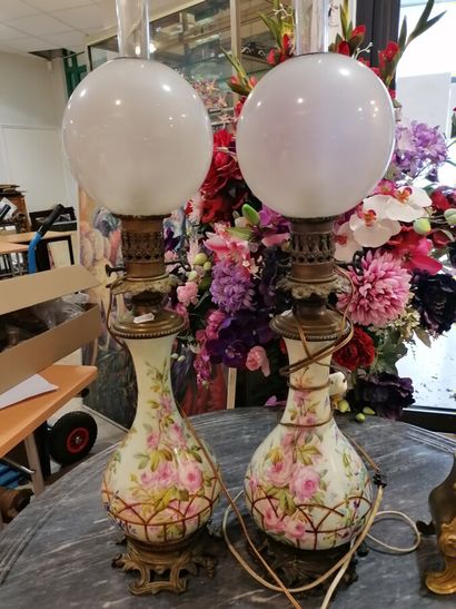 paire de lampes à pétrole en porcelaine à...