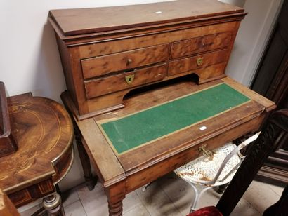 Tiered desk (accidents)