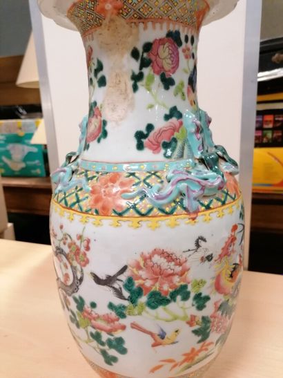 Vase en porcelaine de Chine décor d'oiseaux,...