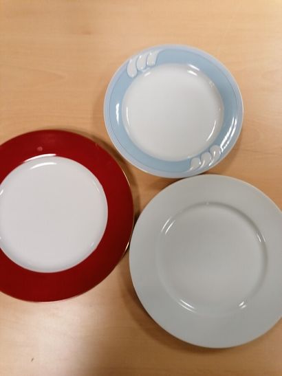 Carton cpt 12 white porcelain plates with...