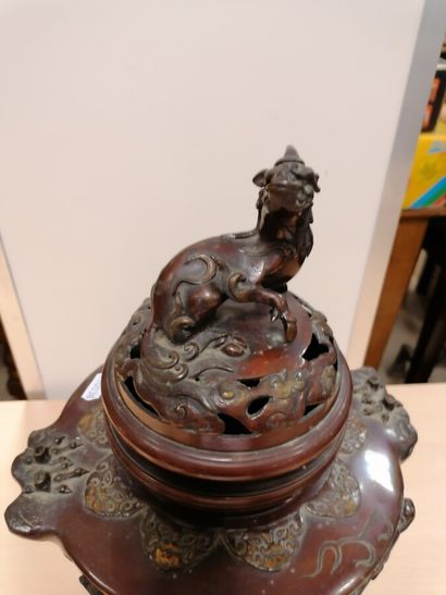 Brûle parfum en bronze à décor de dragons....