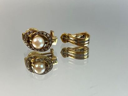 Lot comprenant un clip d'oreille en or jaune...