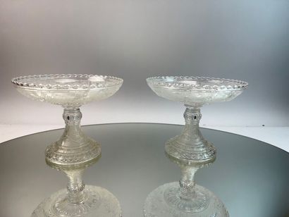 Paire de coupes sur pieds en cristal à décor...