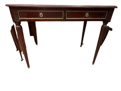 Bureau de style Louis XVI en acajou et placage...
