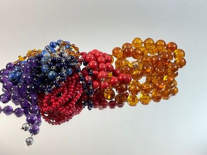 Colliers en pierre dure, ambre, corail ou...