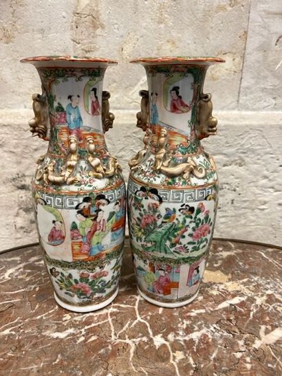 CHINE- Paire de vases en porcelaine de Canton....