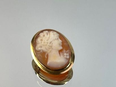 Broche camée en or jaune à décor d'un profil...