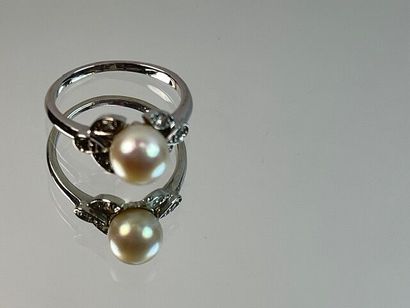 Bague en or blanc sertie d'une perle de culture....