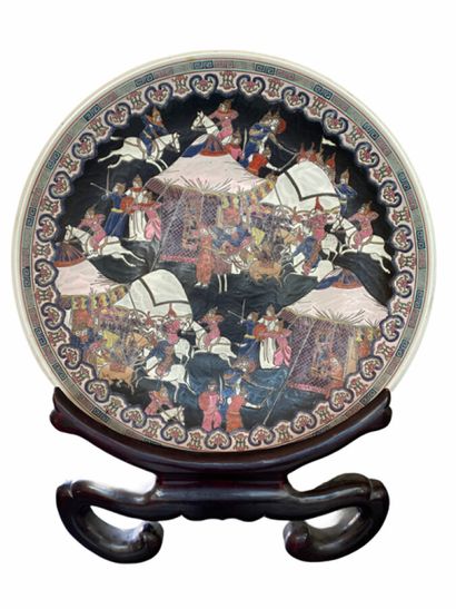 CHINE Grand plat en porcelaine de Chine à...