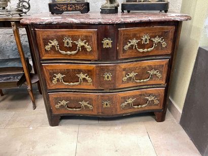 Commode mouvementée en bois et bois de placage...
