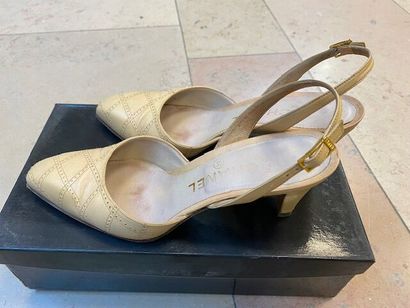 CHANEL- Lot comprenant :

Paire d'escarpins...