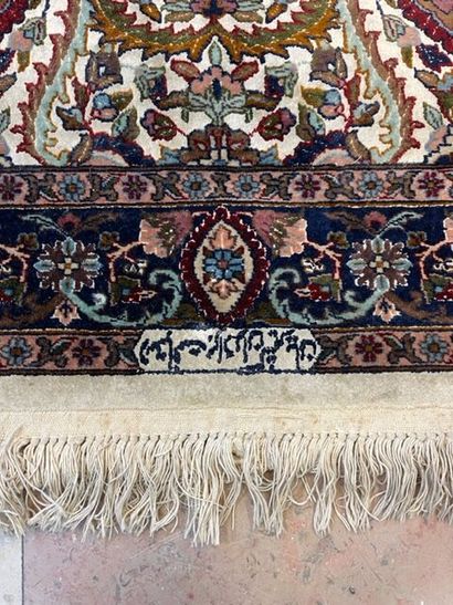 Tapis Punjab en laine et soie sur fond crème...