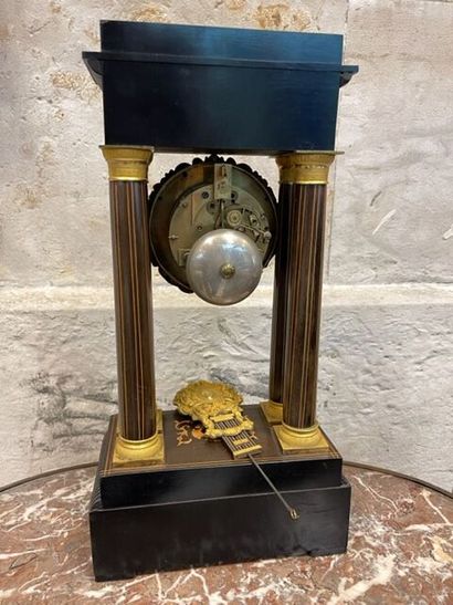 Pendule portique en bois marqueté, XIXème...