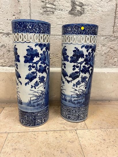 Paire de porte-parapluie en porcelaine bleue...