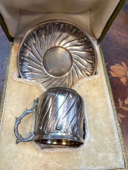 Tasse et sous-tasse en argent godronné, décor...