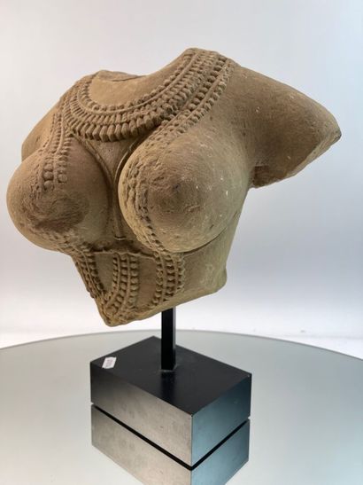 Buste de divinité féminine portant un collier...