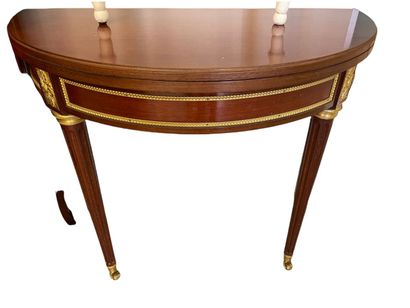 Table à jeux en acajou et placage d'acajou...