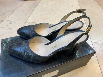 CHANEL- Lot comprenant :

Paire d'escarpins...