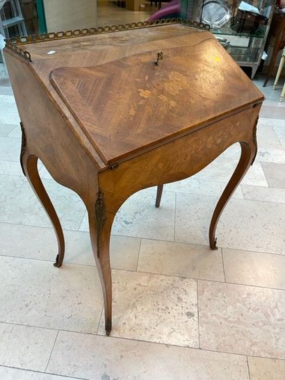 Bureau dos d'âne à abattant en bois marqueté...
