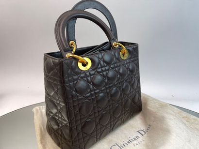 DIOR- Sac Lady Dior en cuir matelassé chocolat,...