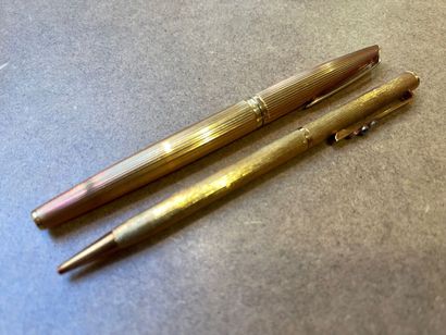 2 stylos en or comprenant: 

CHAUMET critérium...