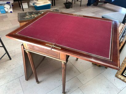 Table de jeux à transformation formant écritoire...