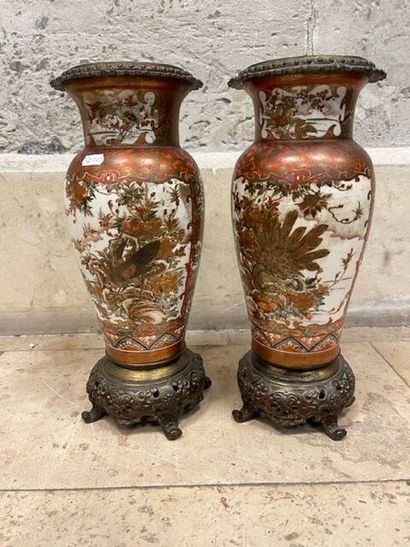 Paire de vases en faïence de Satsuma montés...