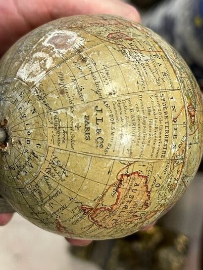 Globe terrestre miniature, signé J.L. and...