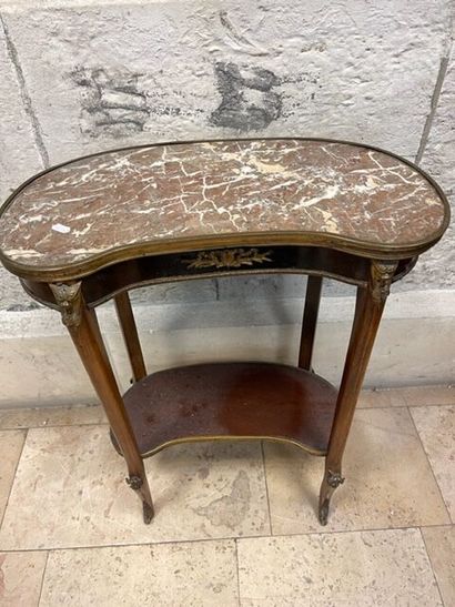 Table rognon en bois de placage et dessus...