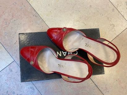 CHANEL- Lot comprenant :

Paire d'escarpins...