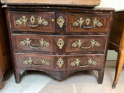 Commode mouvementée en bois de placage ouvrant...