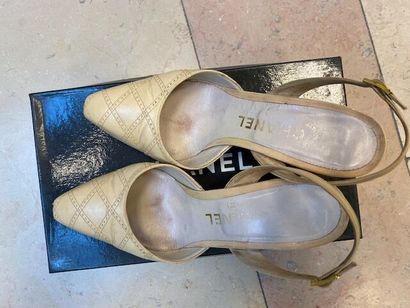 CHANEL- Lot comprenant :

Paire d'escarpins...