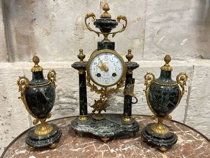 Garniture de cheminée en marbre et régule...
