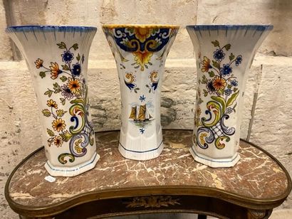 3 vases cornets en faïence de Rouen ou Dèvres....