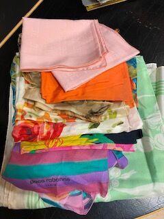 Lot de foulards divers et collants DIOR et...