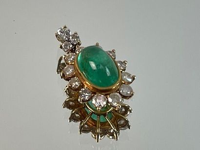 Pendentif en or jaune serti d'un cabochon...