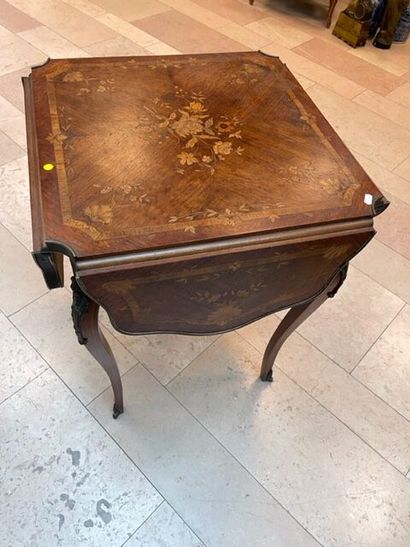 Table d'appoint à 4 volets en bois marqueté....