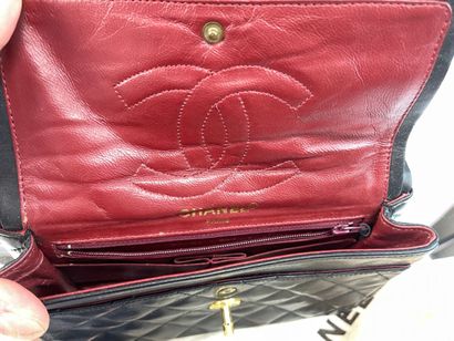 CHANEL- Sac en cuir matelassé noir, intérieur...