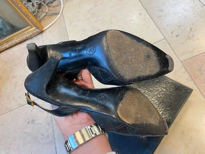 CHANEL- Lot comprenant :

Paire d'escarpins...