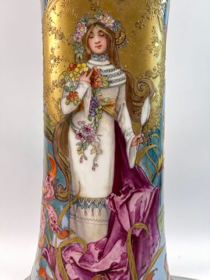SEVRES Vase balutre en porcelaine à décor...